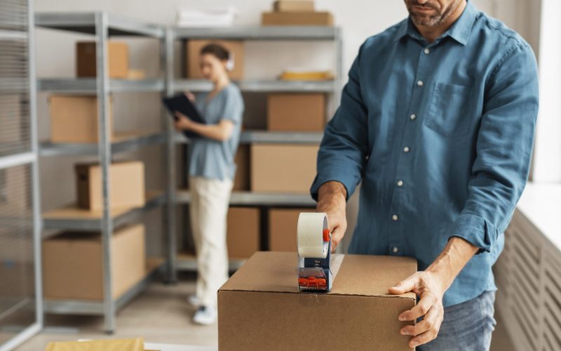 delivery-employees-working-together